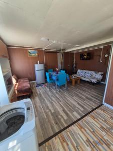 a living room with a washer and a couch at Cabaña ByB in Dalcahue
