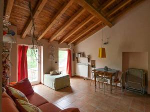 a living room with a couch and a table at Casa Melabruna, 5 terre biker friendly in Pignone