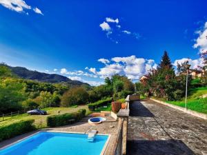 a swimming pool in a yard with a blue sky at Casa Melabruna, 5 terre biker friendly in Pignone