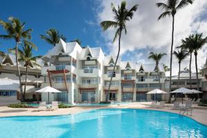 ein Hotel mit einem Schwimmbad vor einem Gebäude in der Unterkunft Select Sosua Adults Only, Trademark by Wyndham All Inclusive in Sosúa
