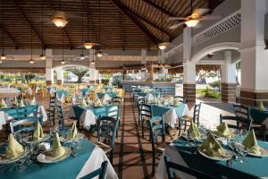 ein Festsaal mit blauen Tischen und Stühlen in der Unterkunft Select Sosua Adults Only, Trademark by Wyndham All Inclusive in Sosúa
