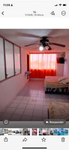 ein Schlafzimmer mit einem Bett und einem Fenster in einem Zimmer in der Unterkunft Hostal SAMARY in Atacames