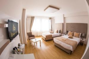 TV a/nebo společenská místnost v ubytování Bilge Suite Hotel
