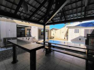 a ping pong table in the middle of a kitchen at Sobrado 4 quartos com piscina praia do tabuleiro in Barra Velha