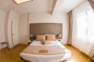 Postel nebo postele na pokoji v ubytování Bilge Suite Hotel