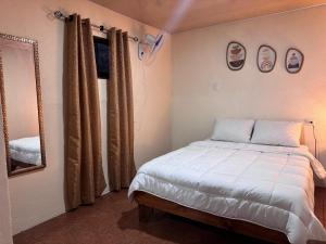 a small bedroom with a bed and a mirror at Magic Lodge - Cirrí, Naranjo in Cirrí