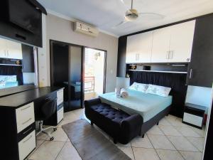a kitchen with a bed and a couch in a room at Sobrado 4 quartos com piscina praia do tabuleiro in Barra Velha +35 photos