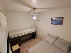 a room with a couch and a ceiling fan at Apartamento em Caioba com wi-fi in Matinhos