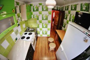 ケメロヴォにあるVip Hotel - Kemerovo Sportivnaya 38の緑と白のタイルを用いた小さなキッチン