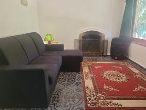 a living room with a couch and a fireplace at La vuelta y el vaso in Playa Verde