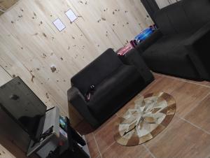 an overhead view of a living room with a couch and a table at Casa da Duda in São Gabriel