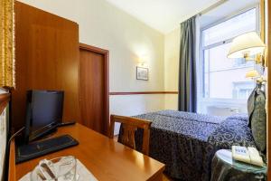 TV a/nebo společenská místnost v ubytování Hotel Paris + 37 fotografií