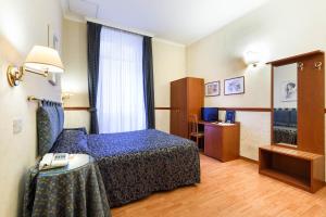 Postel nebo postele na pokoji v ubytování Hotel Paris
