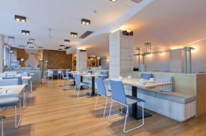 Reštaurácia alebo iné gastronomické zariadenie v ubytovaní Hotel Alga
