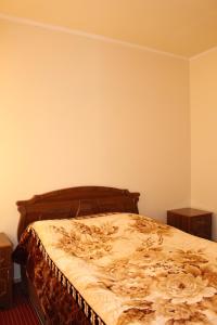 1 cama en un dormitorio con 2 mesitas de noche y 1 cama sidx sidx sidx sidx en Shushanik Home en Jermuk