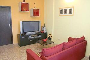 TV at/o entertainment center sa Apartments Grbesa
