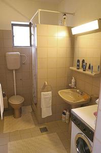 Bathroom sa Apartments Grbesa