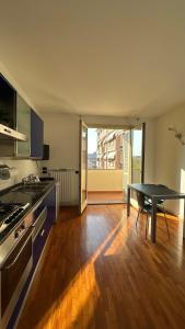 a kitchen with a table in the middle of a room at Appartamento luminoso in Parma