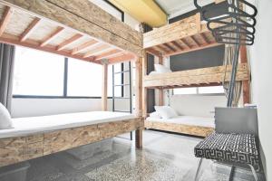 Krevet ili kreveti na sprat u jedinici u okviru objekta With Inn Hostel