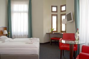 En eller flere senger på et rom på Hotel & Apartments Fürstenhof am Bauhaus