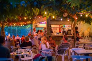 een groep mensen die aan tafel zitten in een restaurant bij Village Vacances Lo Solehau in Balaruc-les-Bains