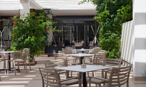 Reštaurácia alebo iné gastronomické zariadenie v ubytovaní Hotel Alga