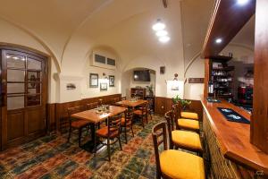 un restaurante con mesas y sillas en una habitación en Restaurace a Penzion U Palečků, en Skuteč