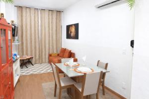 a dining room with a table and chairs in a room at Flat Maya in Barretos
