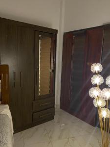 a living room with a dresser and a mirror at Monoambiente Confortable, Muy Próximo a Calacoto in La Paz