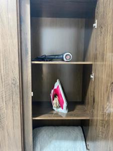 a wooden cupboard with a baseball bat and a ball at Monoambiente Confortable, Muy Próximo a Calacoto in La Paz