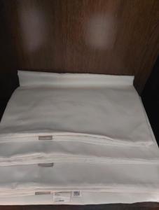 a bed with white sheets and pillows on it at Monoambiente Confortable, Muy Próximo a Calacoto in La Paz