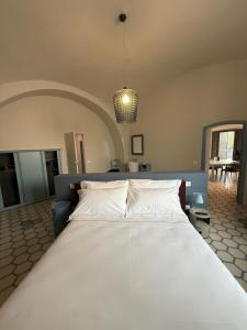 a large bed in a room with a white bedspread at Viaggio Homes Appartamenti da 60 m2 con Jacuzzi Hammam Cucina Patio con Aperitivo di Benvenuto in Faiano