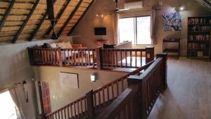 z widokiem na salon z drewnianymi schodami w obiekcie Marloth Kruger Whispering Ants w mieście Marloth Park