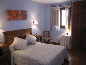 ヘルテにあるCasa Rural Apartamentoのベッドルーム1室(ベッド1台、窓、テーブル付)