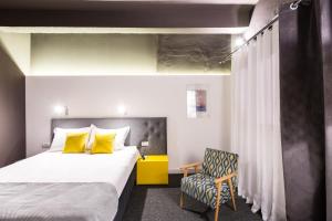 Tempat tidur dalam kamar di Hotel Bohemian Garni - Skadarlija