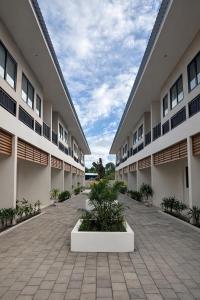 an empty courtyard of an apartment building with plants at Bene Residence in Maluk