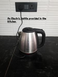 an electric kettle provided in the kitchen with at Saran Homestay in Agra