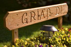 ein Schild für einen Garten mit Blumen und einer Lampe in der Unterkunft Gästehaus Bischof in Schöder