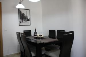 comedor con mesa negra y sillas en Apartamento moderno cerca del centro, en Málaga