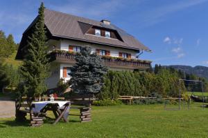 una casa con una mesa de picnic delante de ella en Gästehaus Bischof, en Schöder