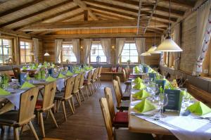 ein Esszimmer mit Tischen und Stühlen sowie grünen Servietten in der Unterkunft Hotel zum Breitenberg in Bad Peterstal