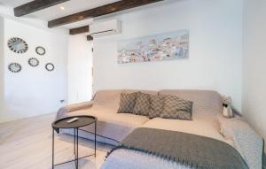 a living room with a couch and a table at Can Roses in Moscari