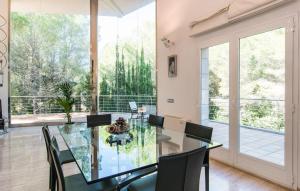 a dining room with a glass table and chairs at Cocodrilo in Alcudia +29 photos