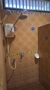 a bathroom with a tiled shower with a toilet at ปราณบุรีน้อยรีสอร์ท in Ban Nong Sua