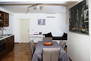 Kuchyň nebo kuchyňský kout v ubytování Apartment Roko
