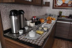 Příslušenství pro přípravu čaje a kávy v ubytování Hotel Holiday Foz