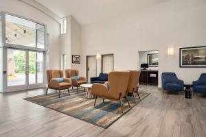a waiting room with chairs and a table at La Quinta Inn by Wyndham Vancouver Airport in Richmond
