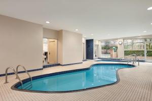 a pool in the middle of a hotel lobby at La Quinta Inn by Wyndham Vancouver Airport in Richmond