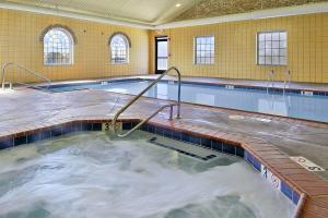 a jacuzzi tub in a swimming pool at Super 8 by Wyndham Bowling Green North in Bowling Green