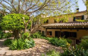 a house with a garden in front of it at Can Pintad in Ruberts